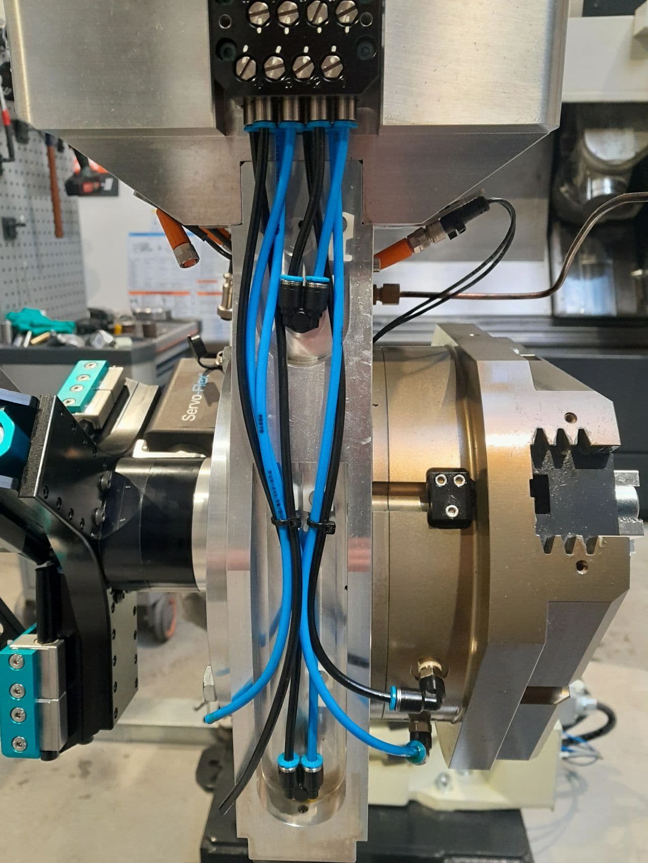 The Servo-Flex gripper equipment on a cobot
